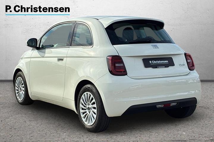 Hvid Fiat 500e fra 2023