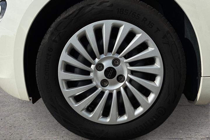Hvid Fiat 500e fra 2023