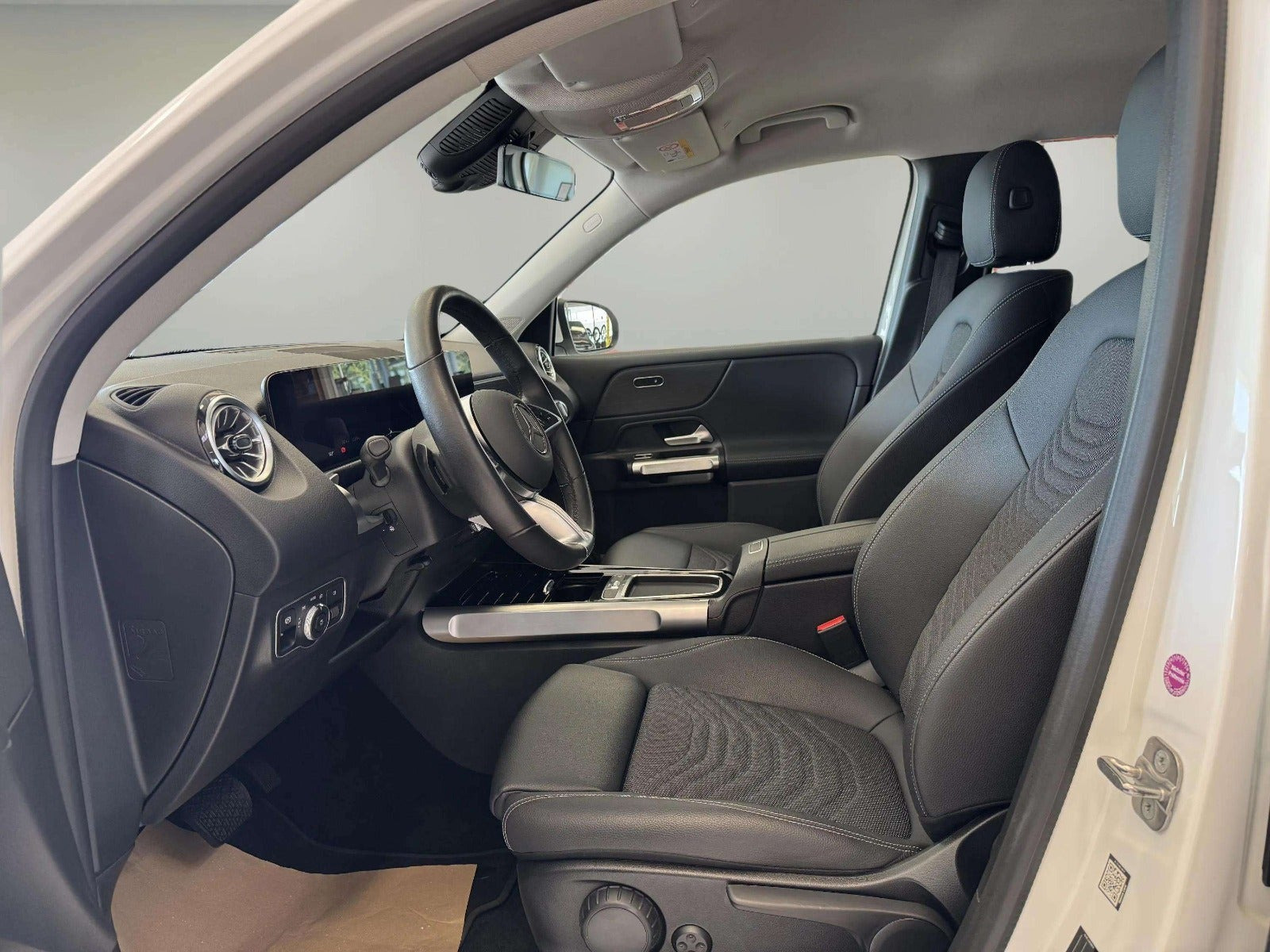 Hvid Mercedes EQB250+ fra 2025