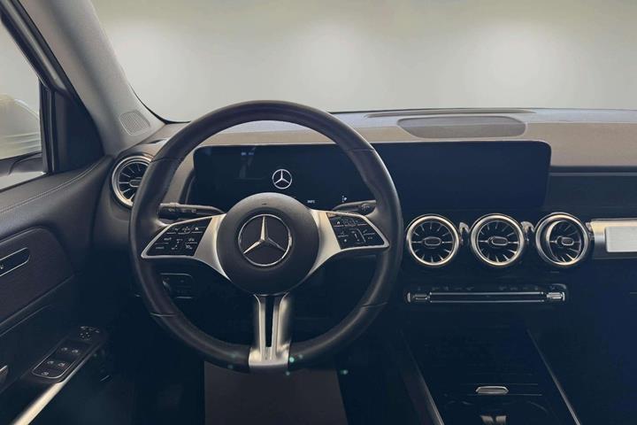 Hvid Mercedes EQB250+ fra 2025