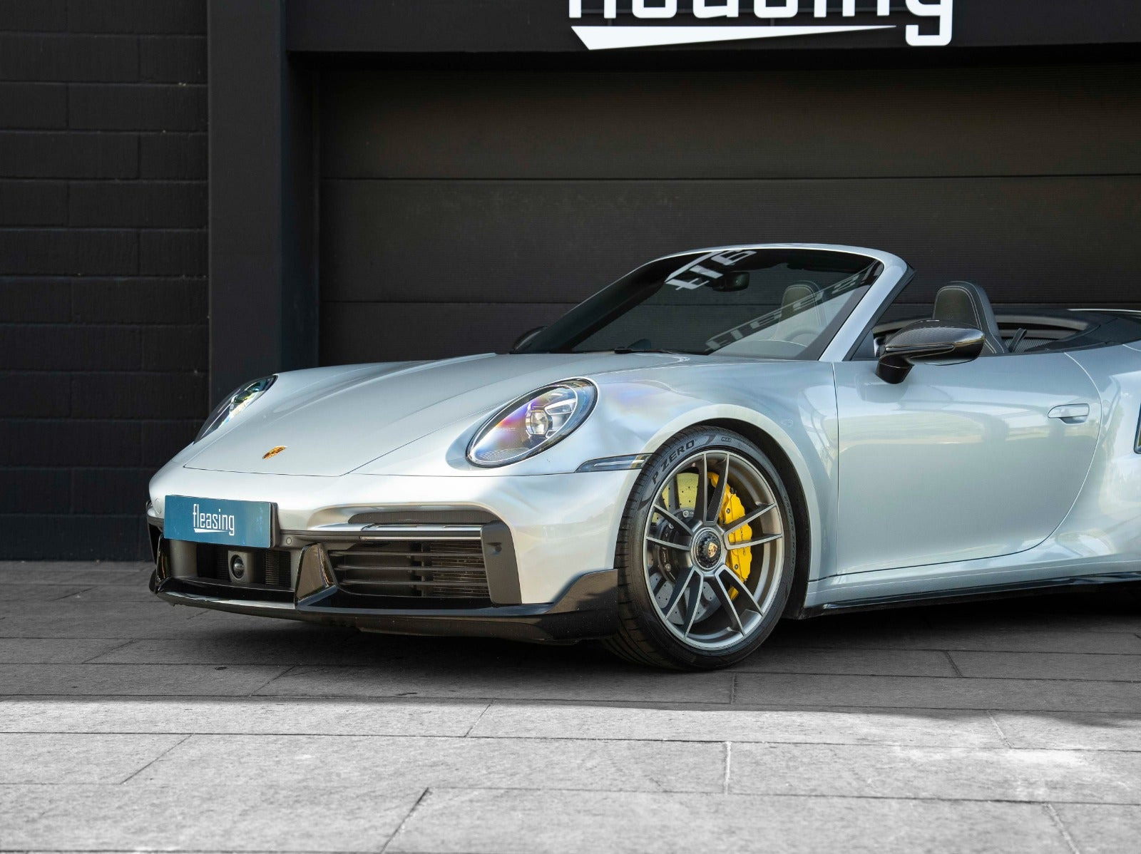Sølv Porsche 911 Turbo S fra 2021
