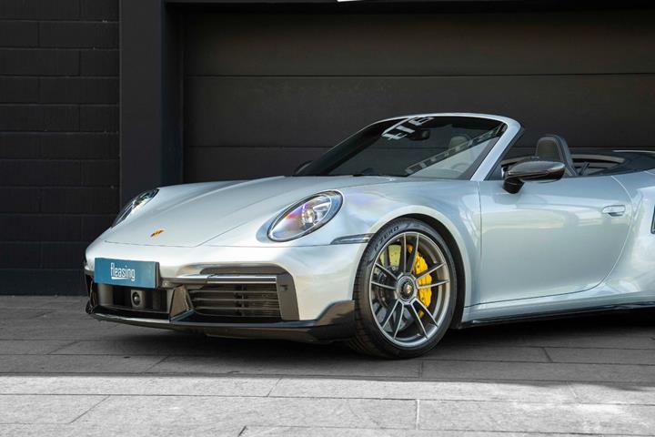 Sølv Porsche 911 Turbo S fra 2021