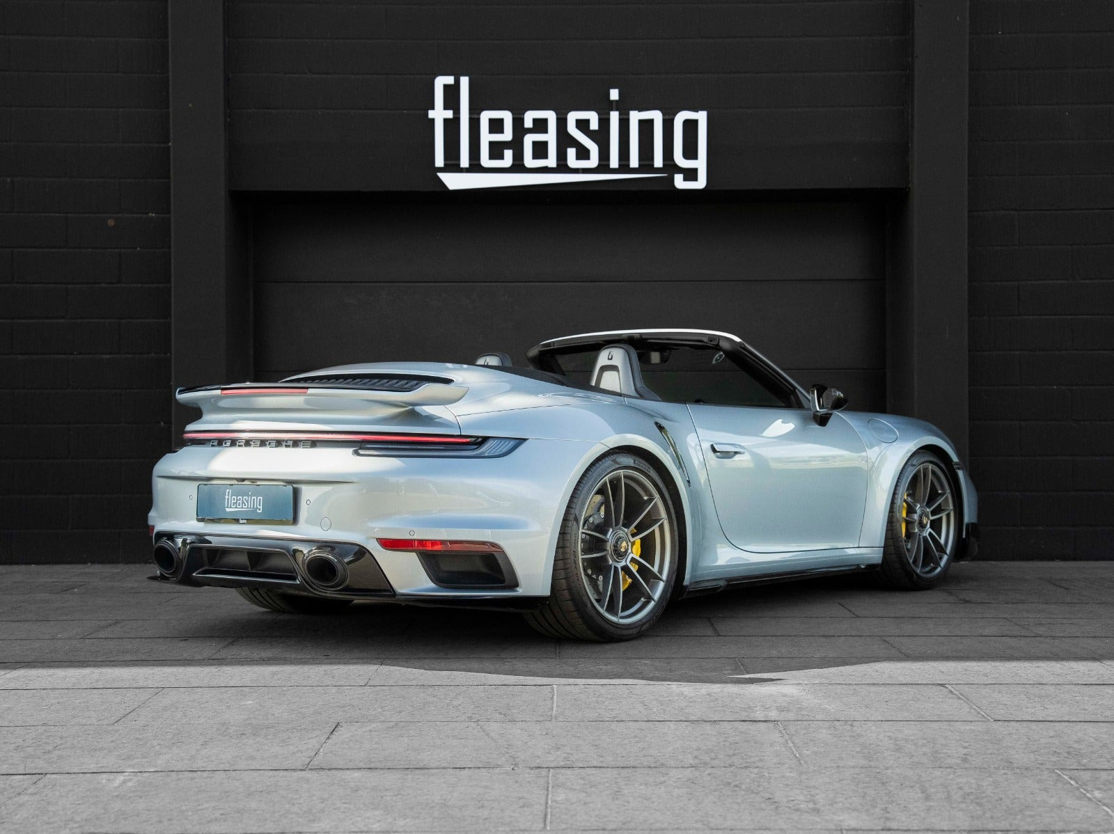 Sølv Porsche 911 Turbo S fra 2021