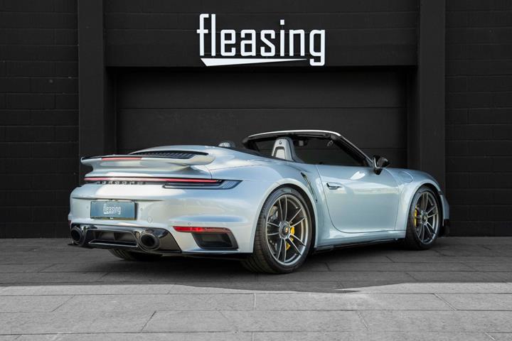 Sølv Porsche 911 Turbo S fra 2021