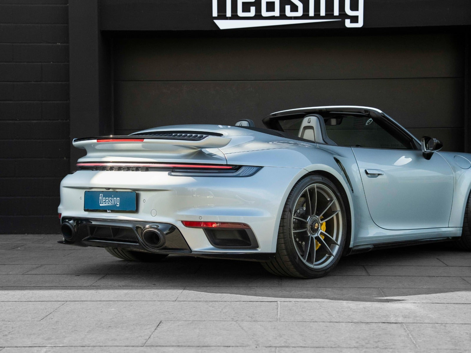 Sølv Porsche 911 Turbo S fra 2021