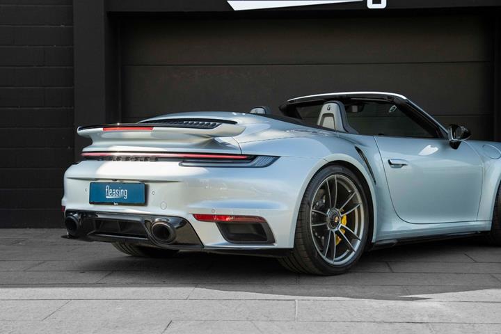 Sølv Porsche 911 Turbo S fra 2021