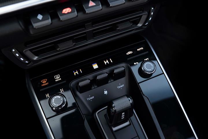 Sølv Porsche 911 Turbo S fra 2021