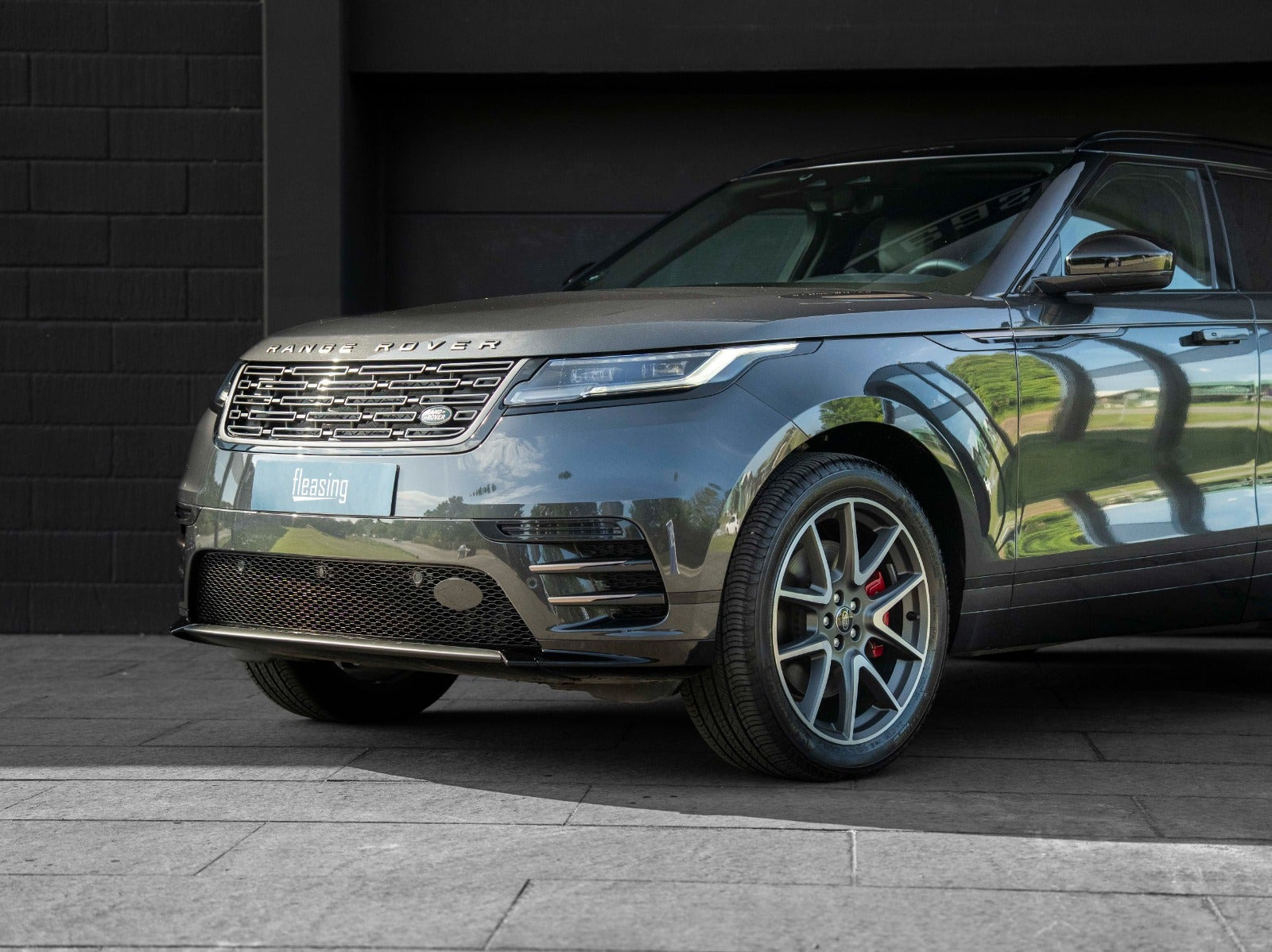 Grå Land Rover Range Rover Velar fra 2024