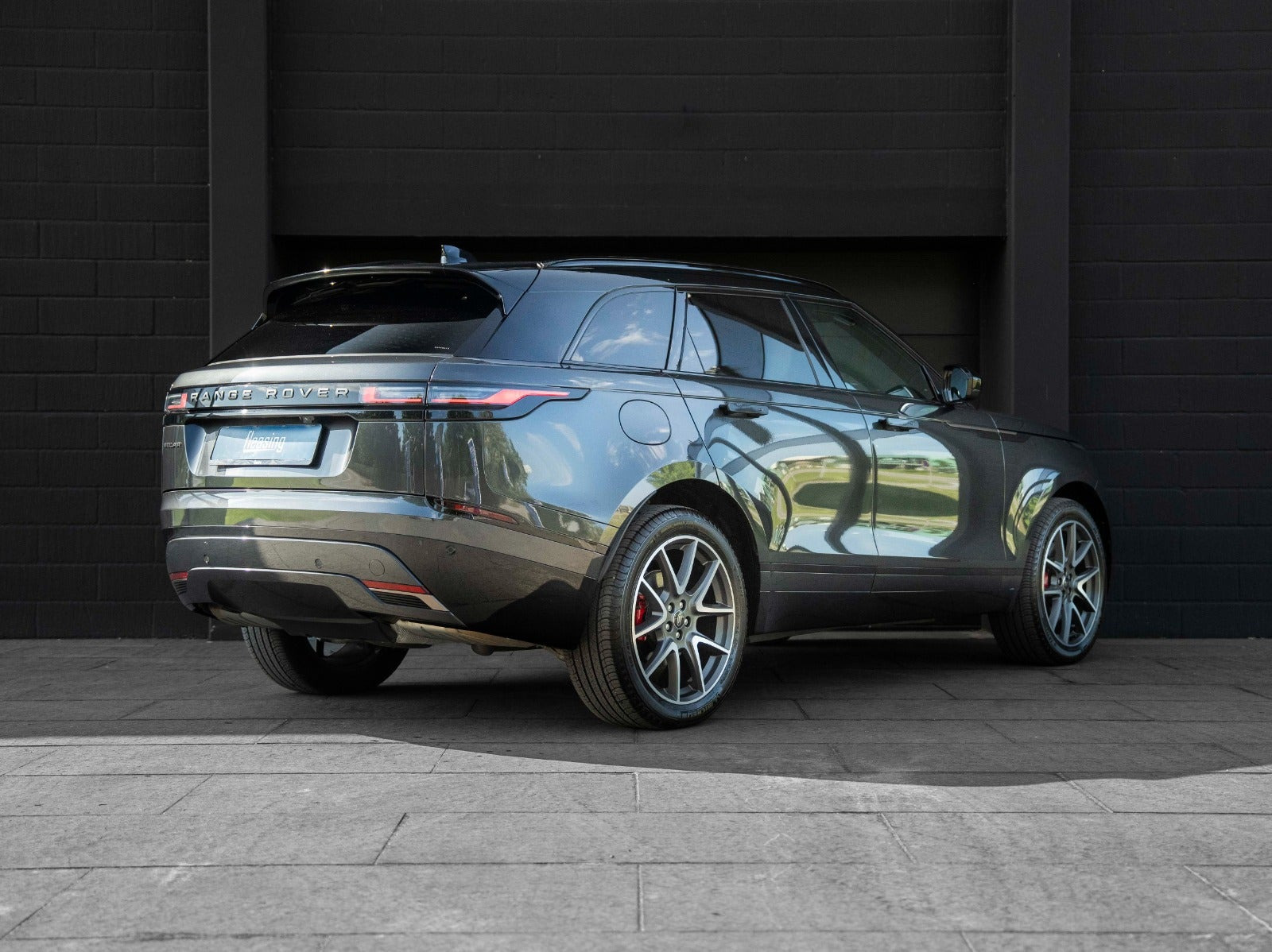 Grå Land Rover Range Rover Velar fra 2024