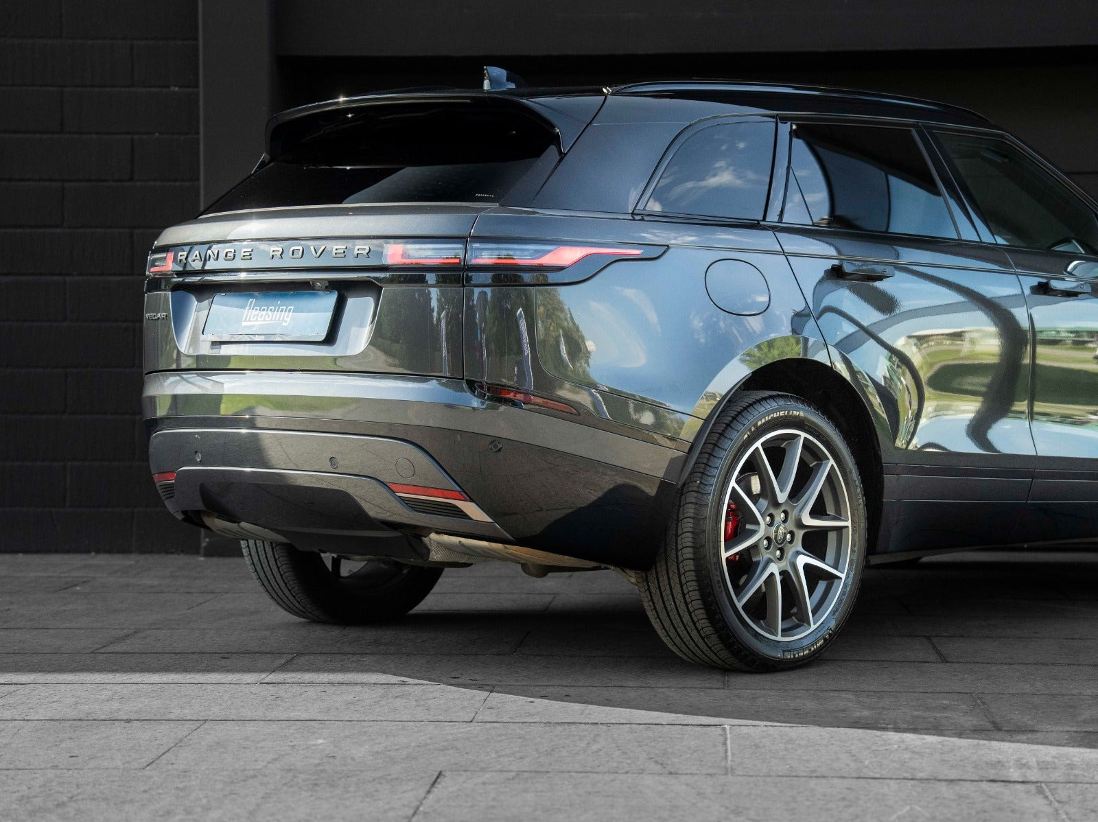 Grå Land Rover Range Rover Velar fra 2024