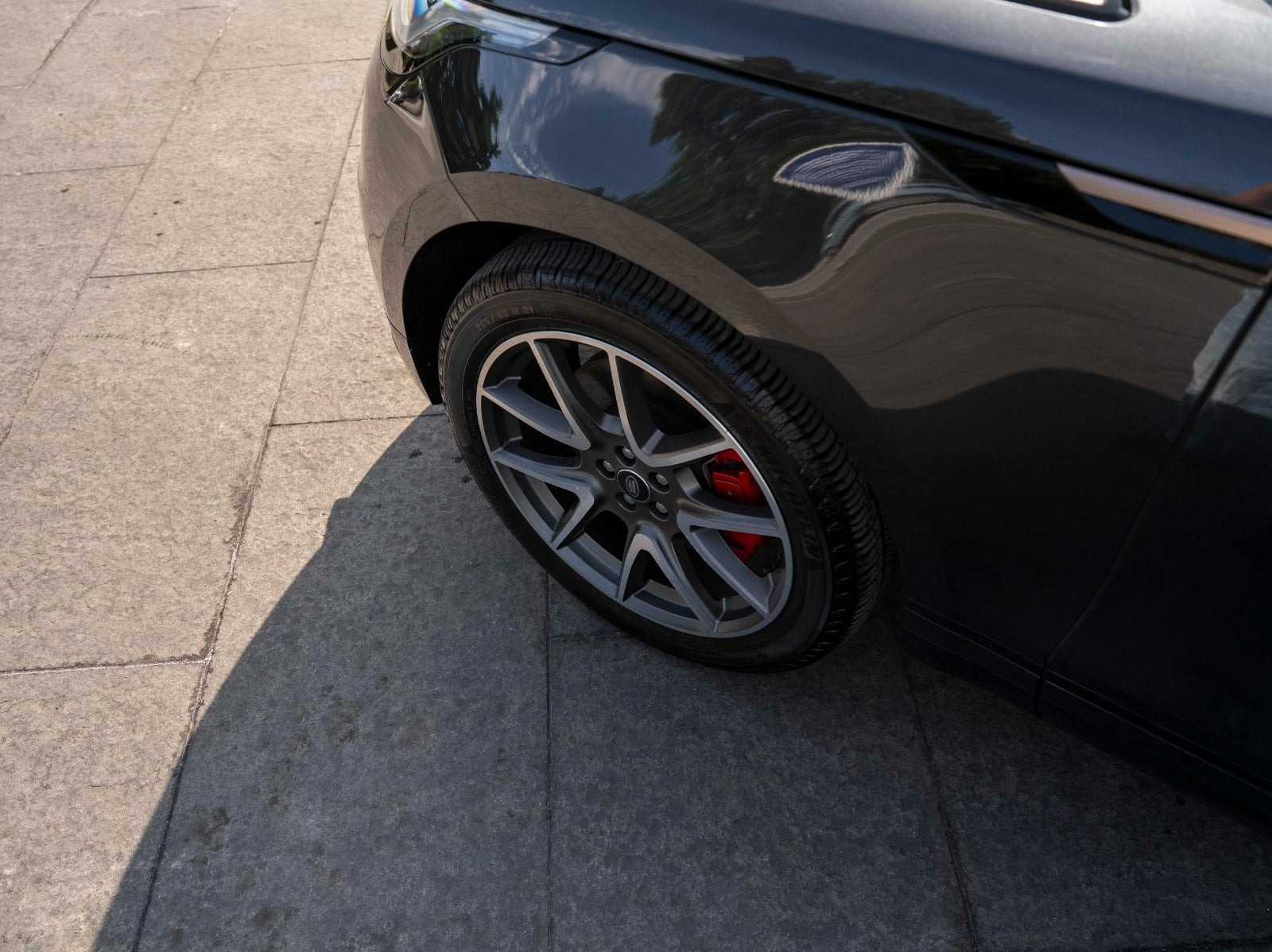 Grå Land Rover Range Rover Velar fra 2024