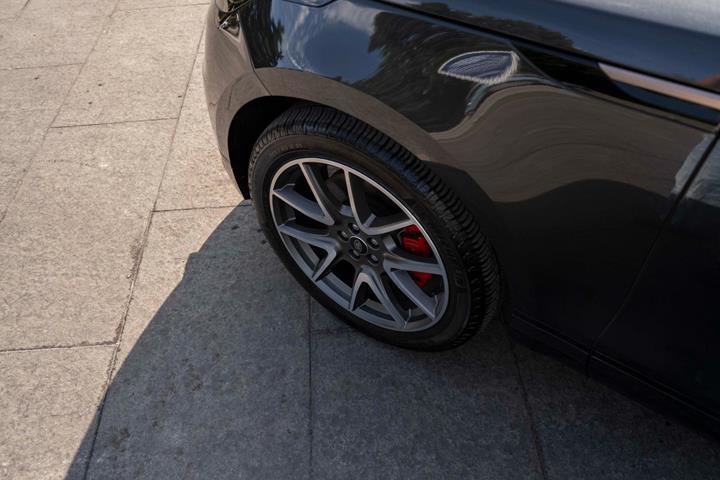 Grå Land Rover Range Rover Velar fra 2024