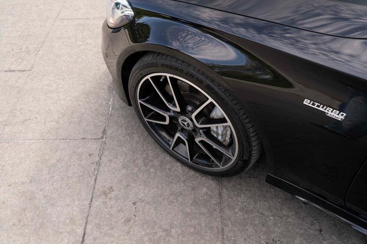 Sort Mercedes C43 fra 2018
