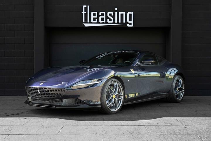 Blå Ferrari Roma fra 2021