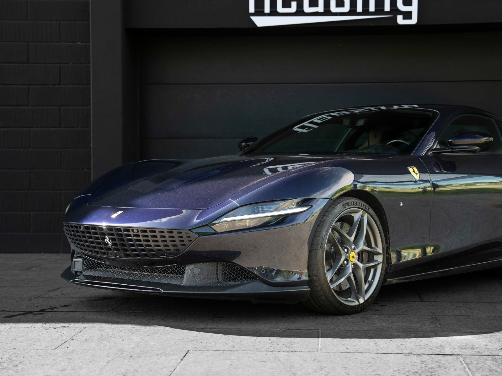 Blå Ferrari Roma fra 2021