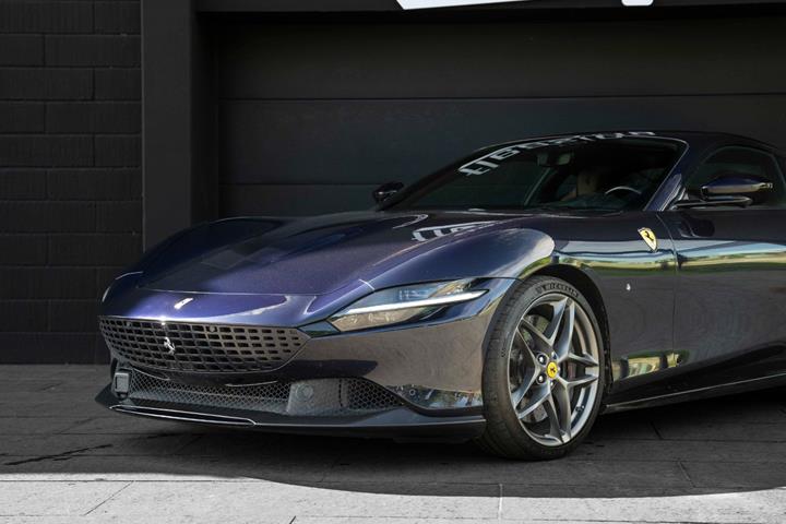 Blå Ferrari Roma fra 2021