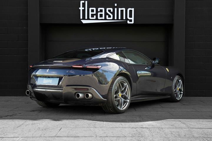 Blå Ferrari Roma fra 2021