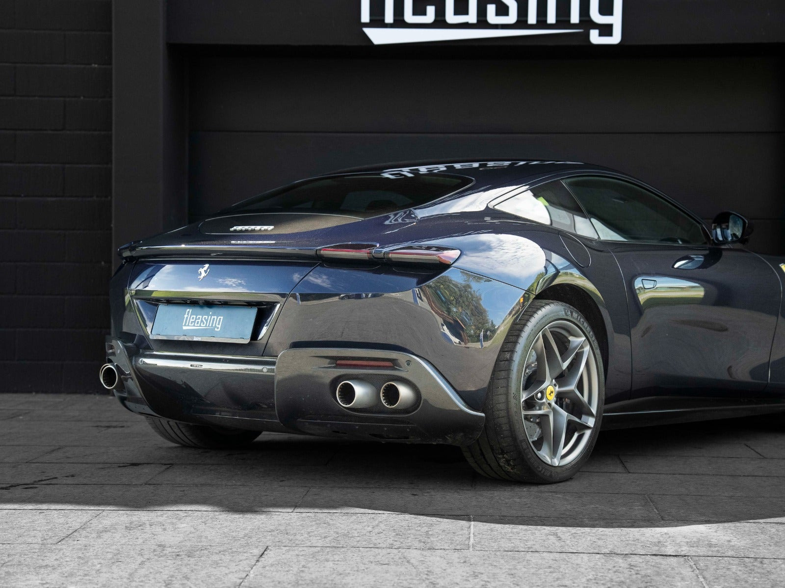 Blå Ferrari Roma fra 2021