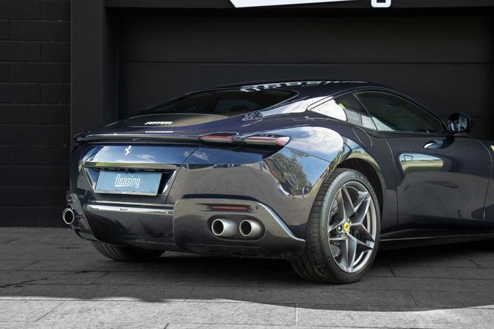 Blå Ferrari Roma fra 2021