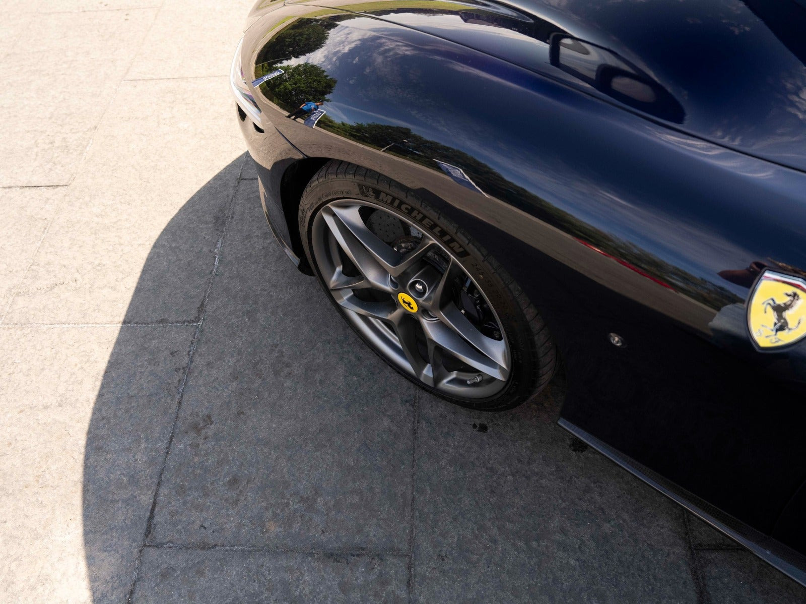 Blå Ferrari Roma fra 2021