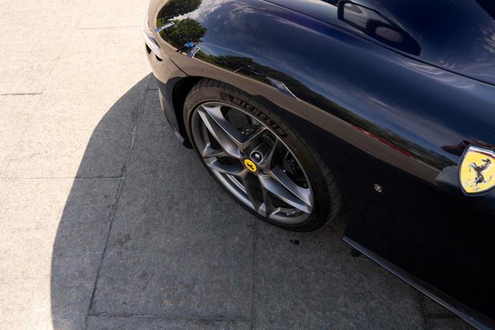 Blå Ferrari Roma fra 2021