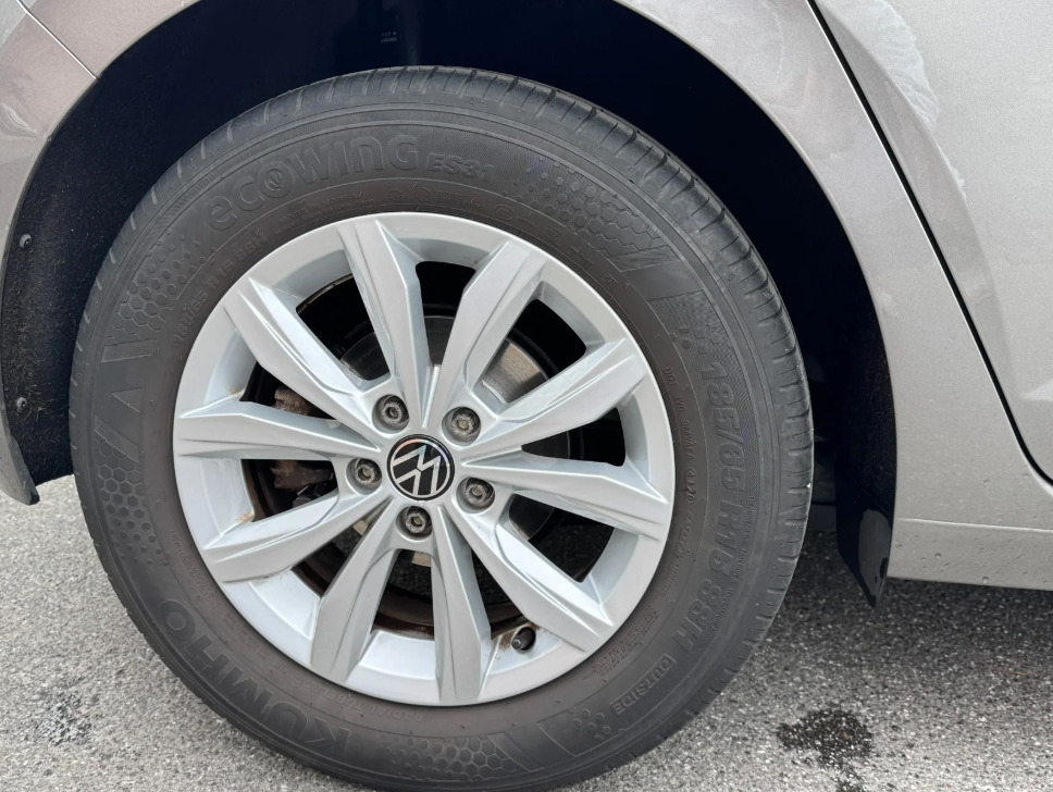 Grå VW Polo fra 2021