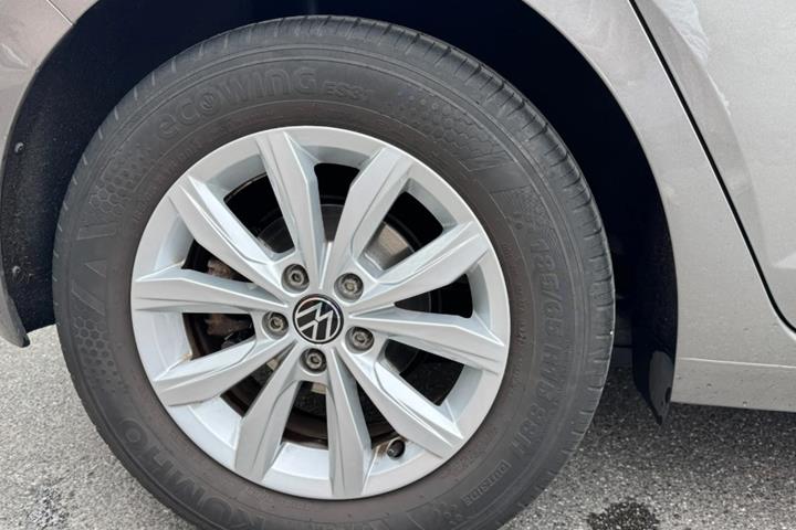 Grå VW Polo fra 2021
