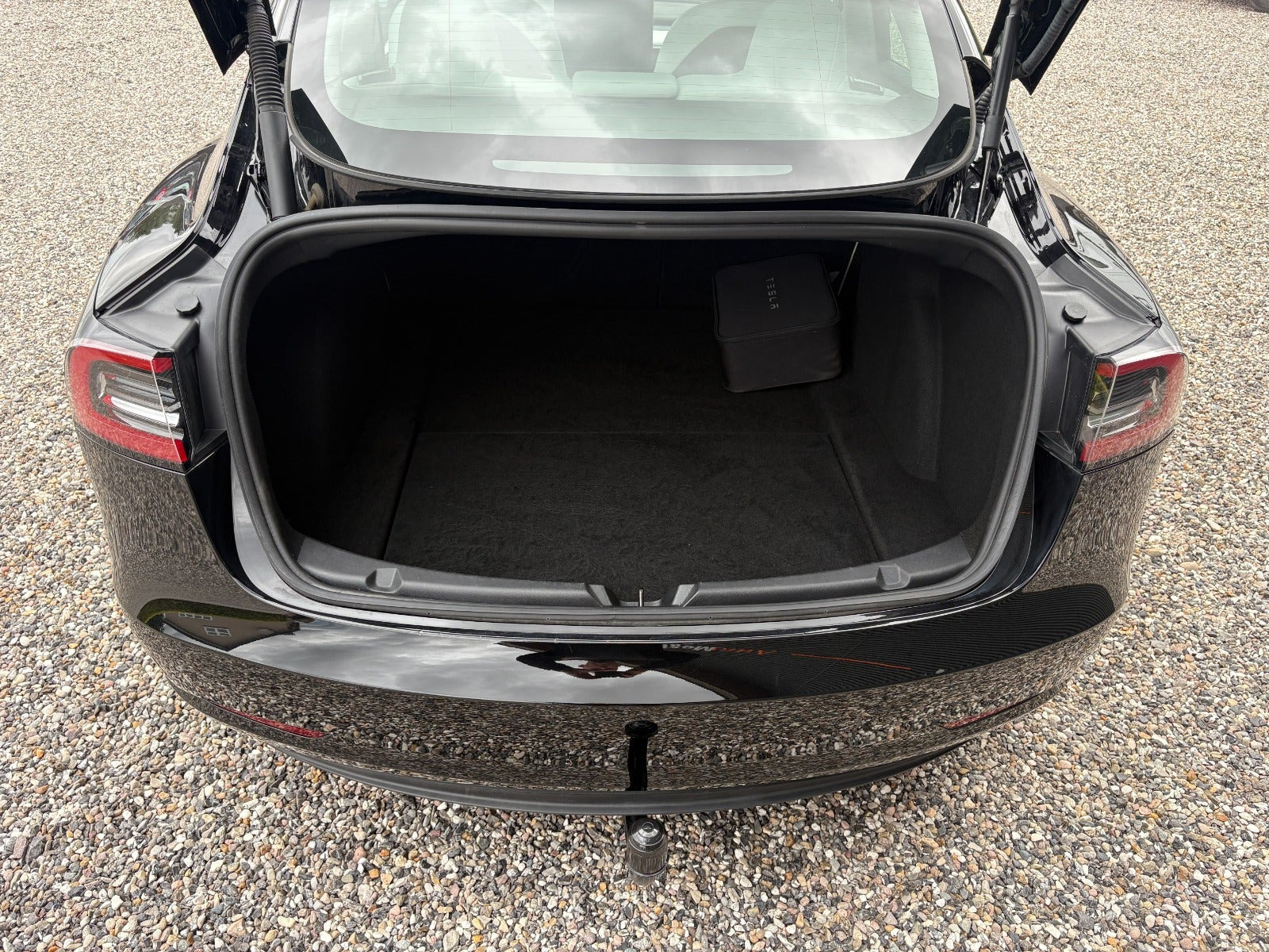 Sort Tesla Model 3 fra 2023