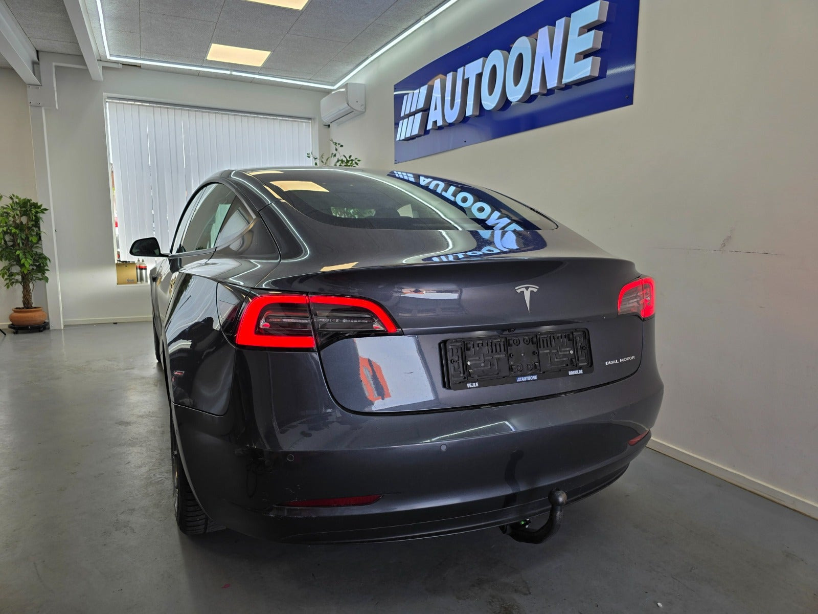 Grå Tesla Model 3 fra 2021
