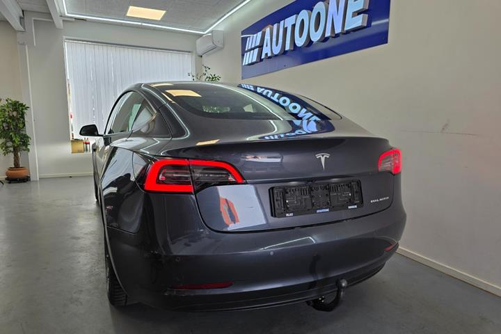 Grå Tesla Model 3 fra 2021