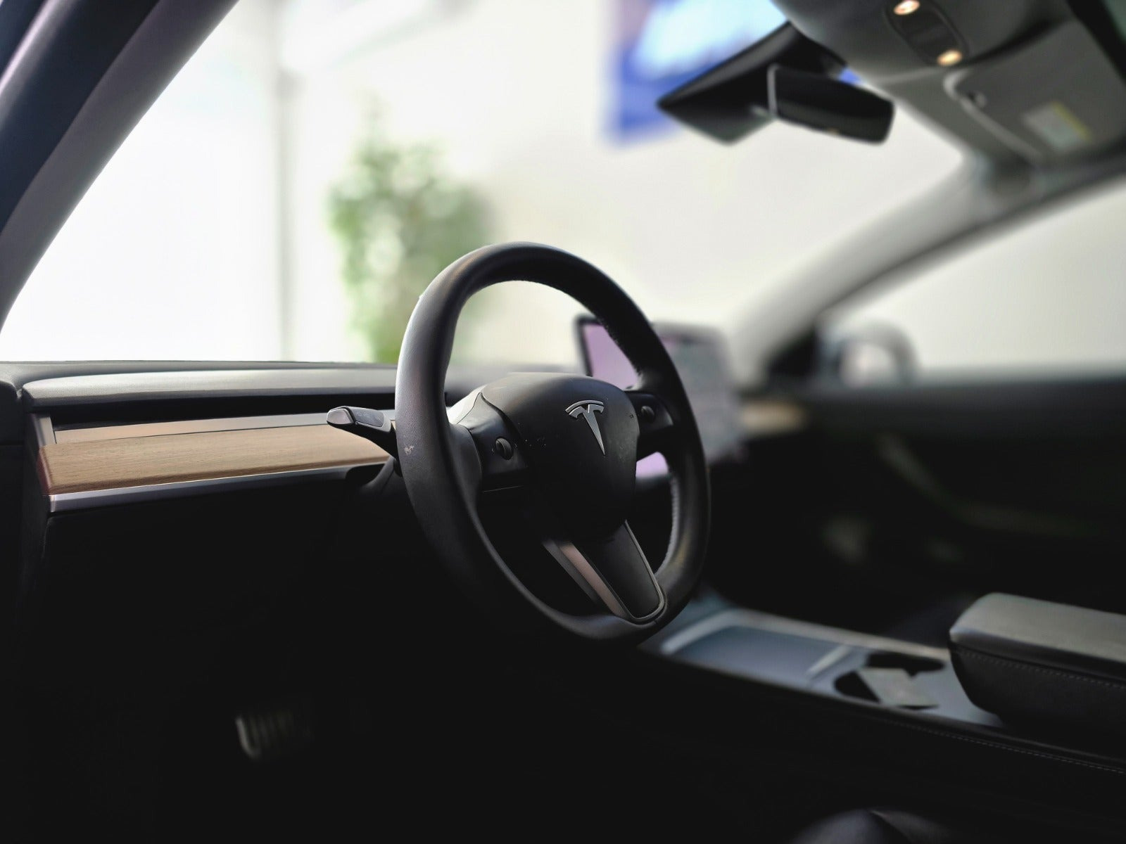 Grå Tesla Model 3 fra 2021