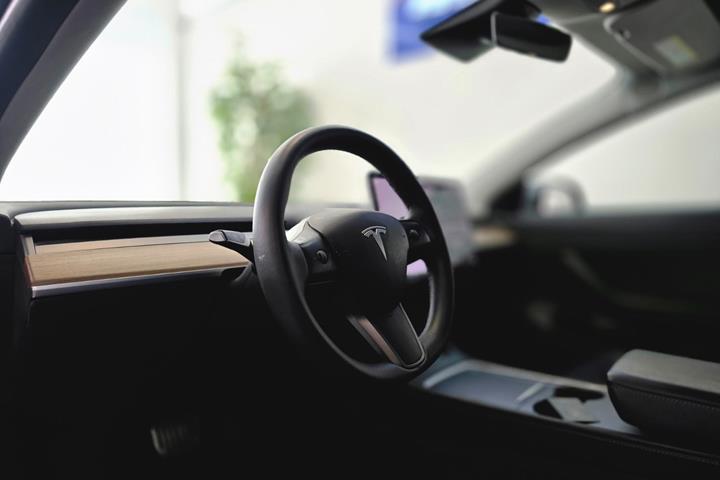 Grå Tesla Model 3 fra 2021