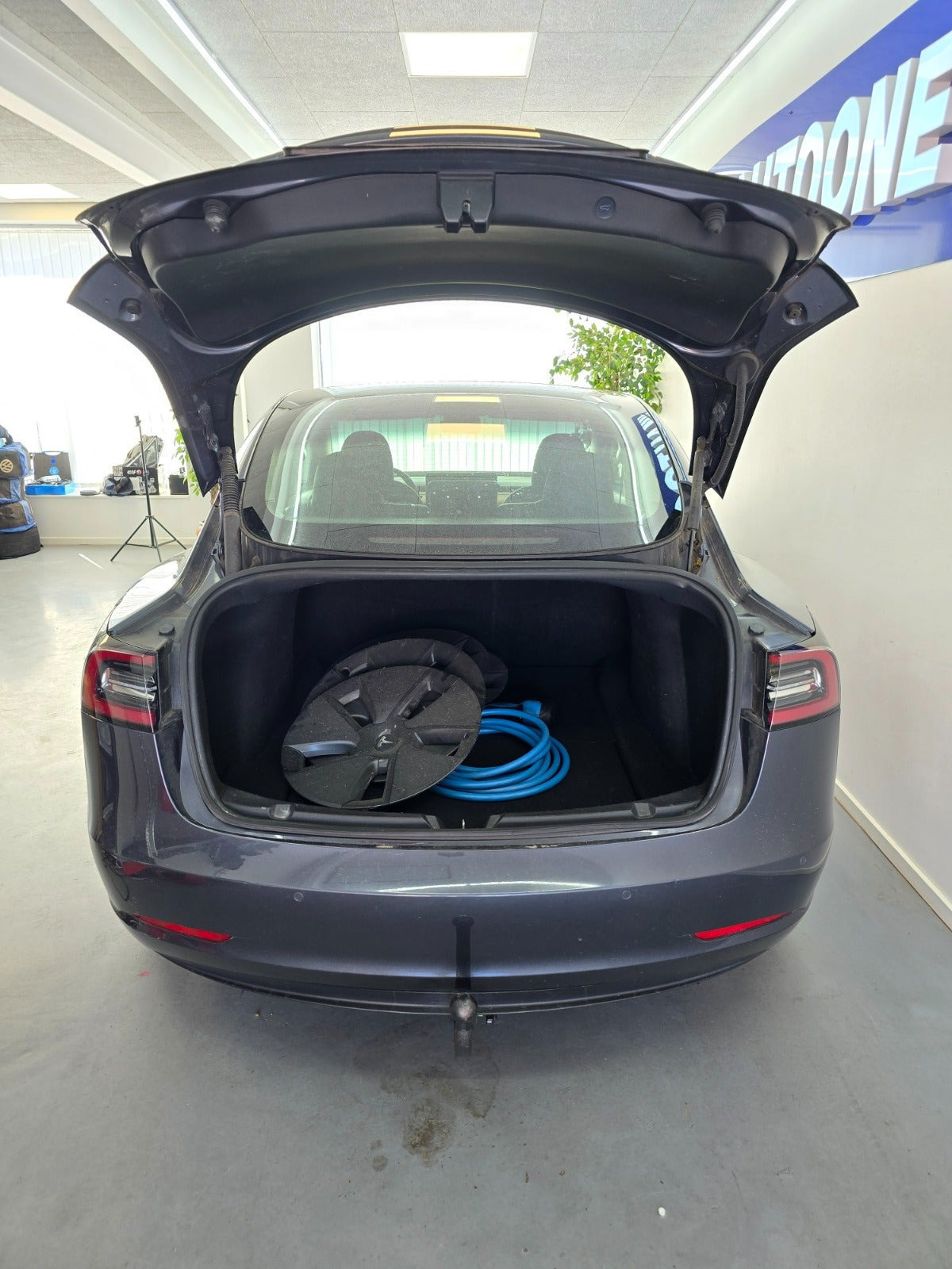 Grå Tesla Model 3 fra 2021