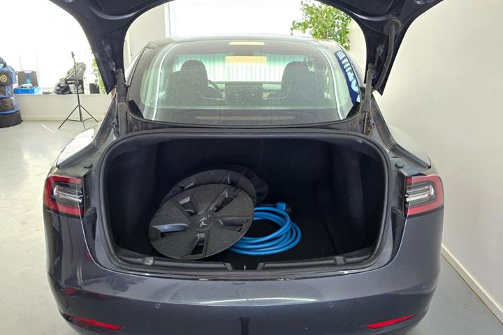 Grå Tesla Model 3 fra 2021