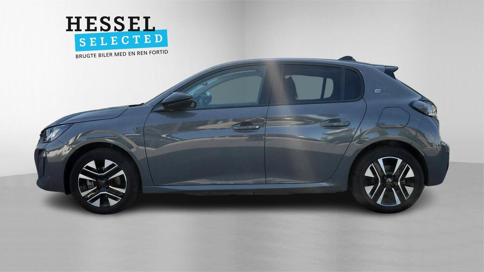 Grå Peugeot e-208 fra 2025