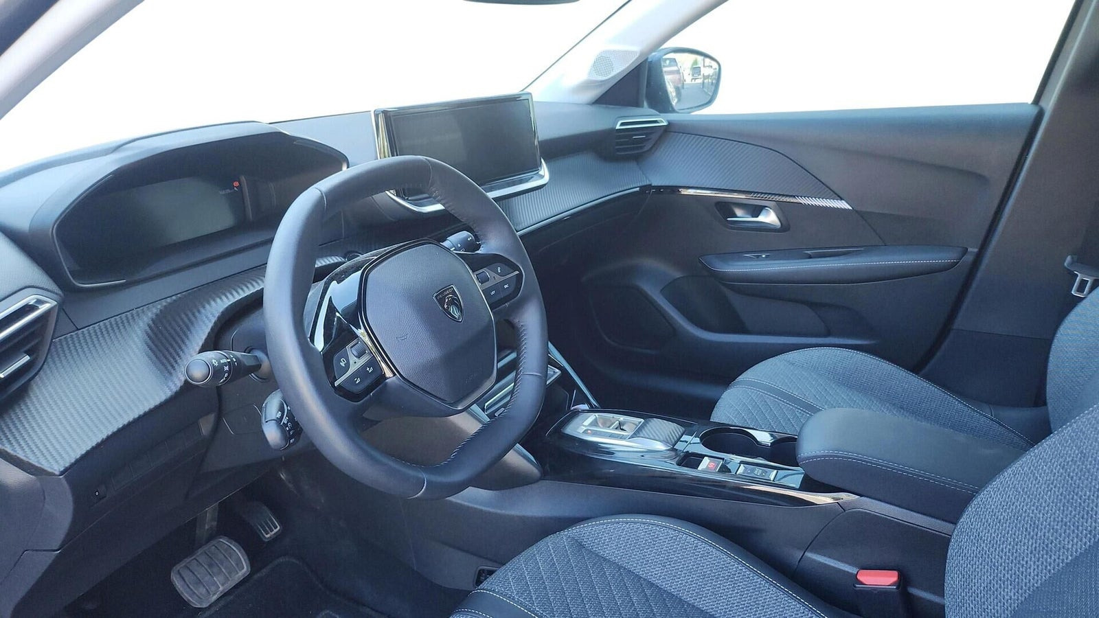 Grå Peugeot e-208 fra 2025