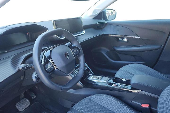 Grå Peugeot e-208 fra 2025