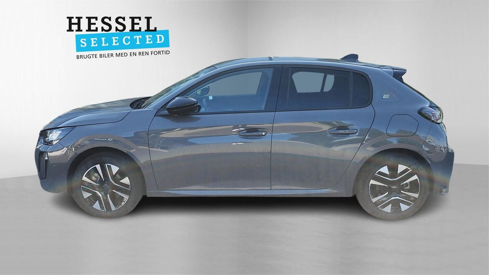 Grå Peugeot e-208 fra 2025