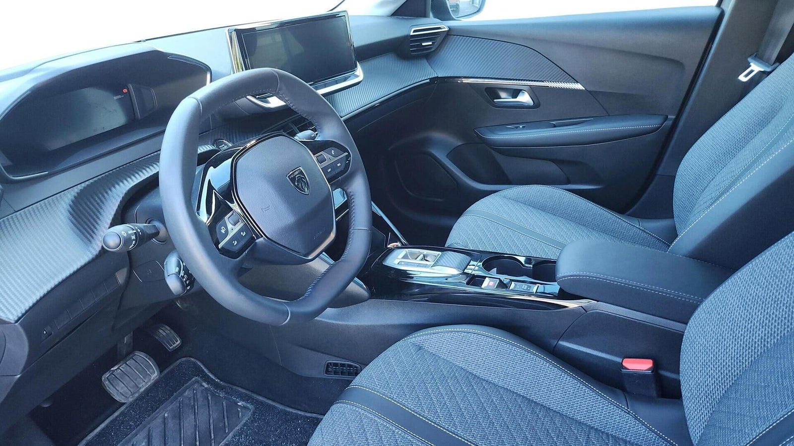 Grå Peugeot e-208 fra 2025