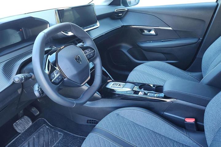 Grå Peugeot e-208 fra 2025