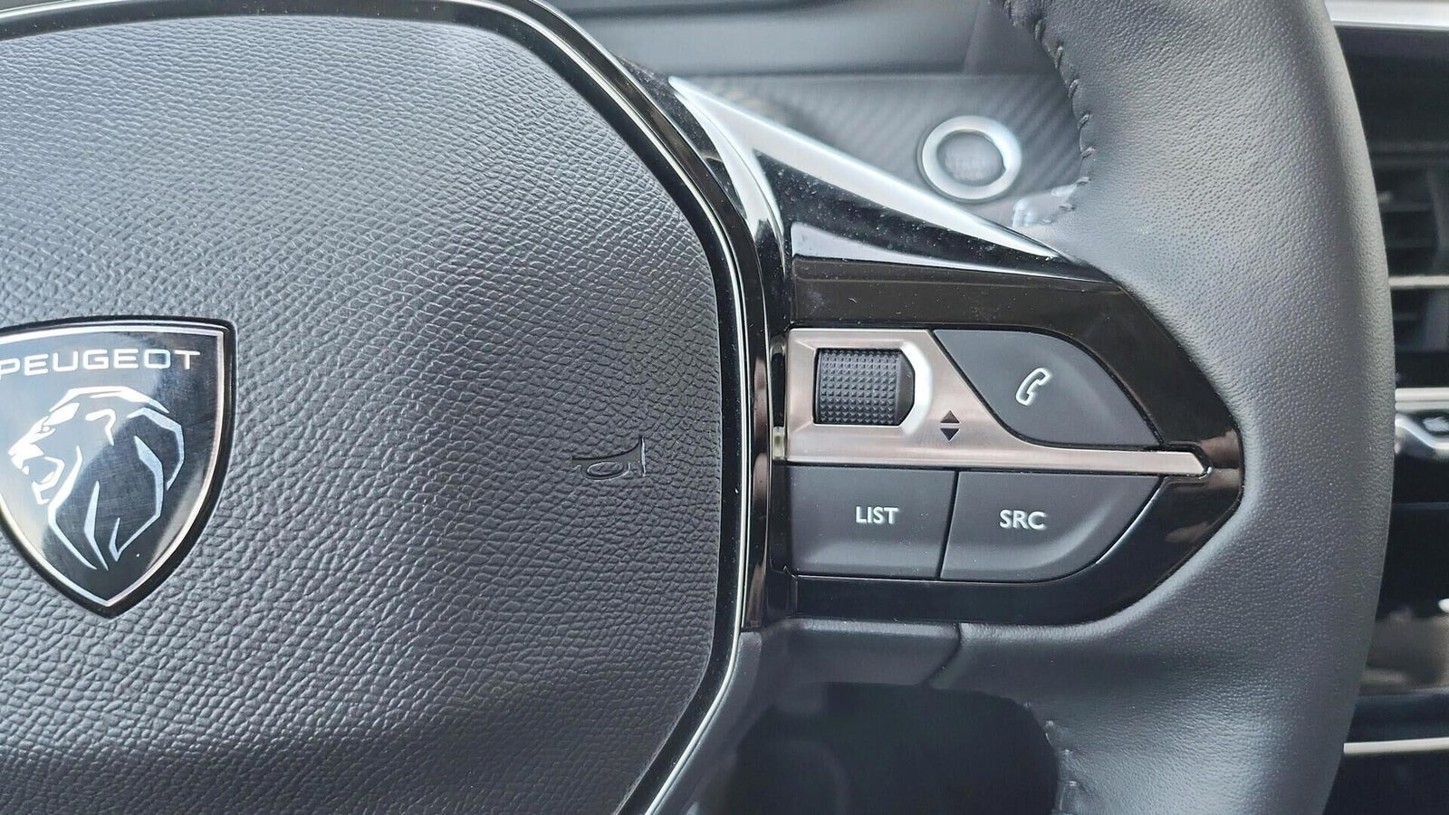 Grå Peugeot e-208 fra 2025
