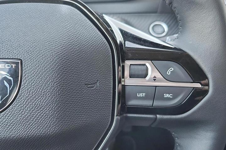 Grå Peugeot e-208 fra 2025