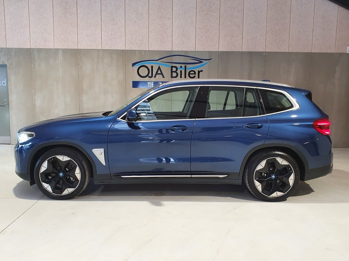 Blå BMW iX3 fra 2021