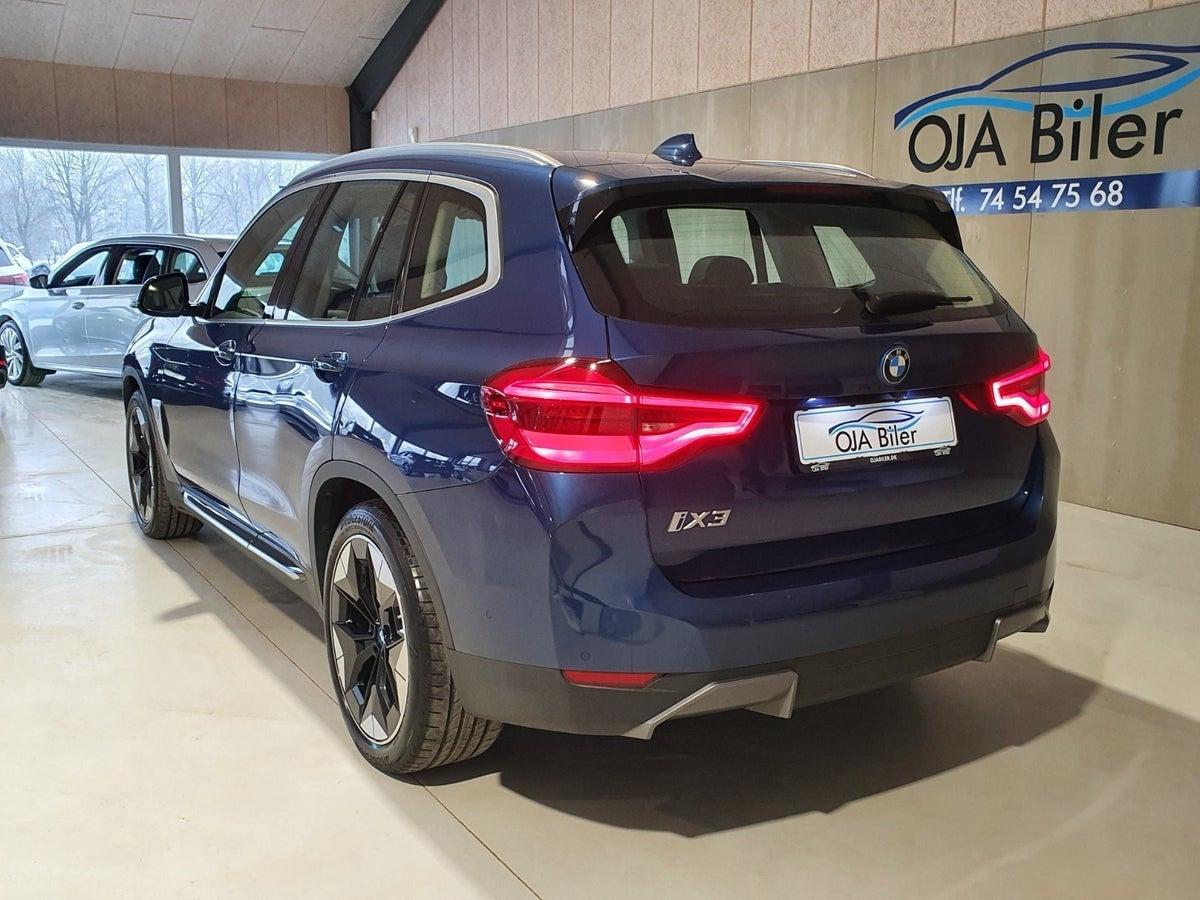 Blå BMW iX3 fra 2021
