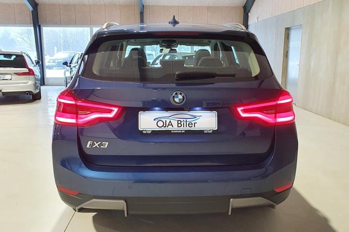 Blå BMW iX3 fra 2021