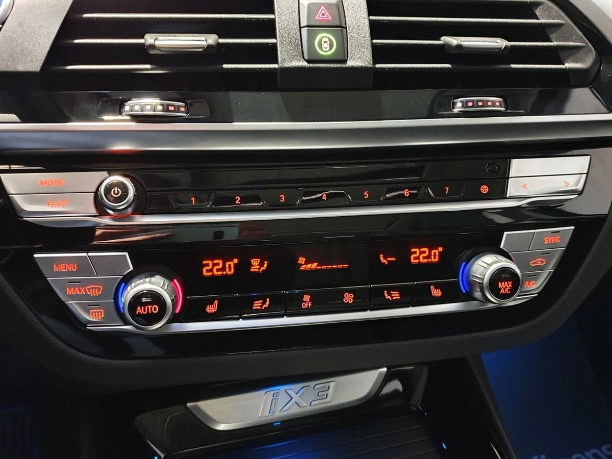 Blå BMW iX3 fra 2021