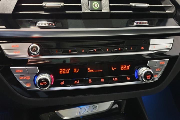 Blå BMW iX3 fra 2021