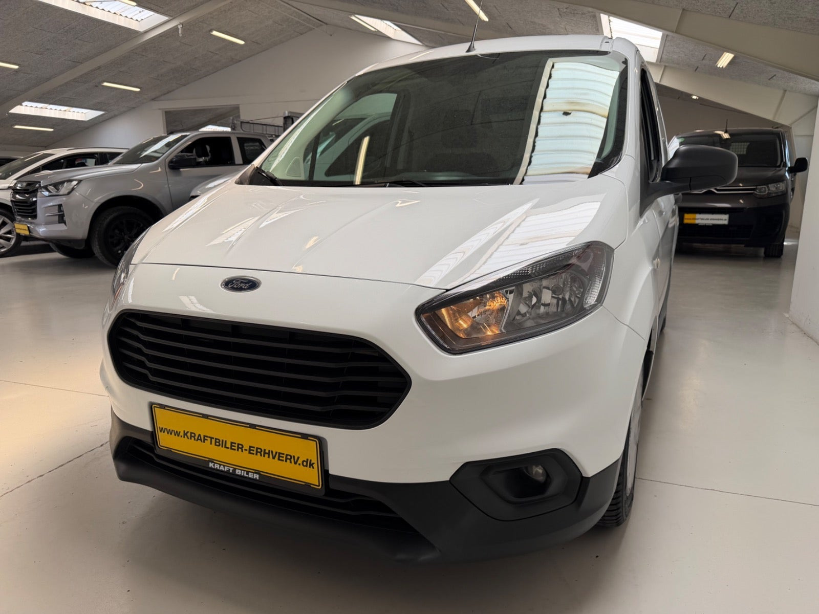 Hvid Ford Transit Courier fra 2020