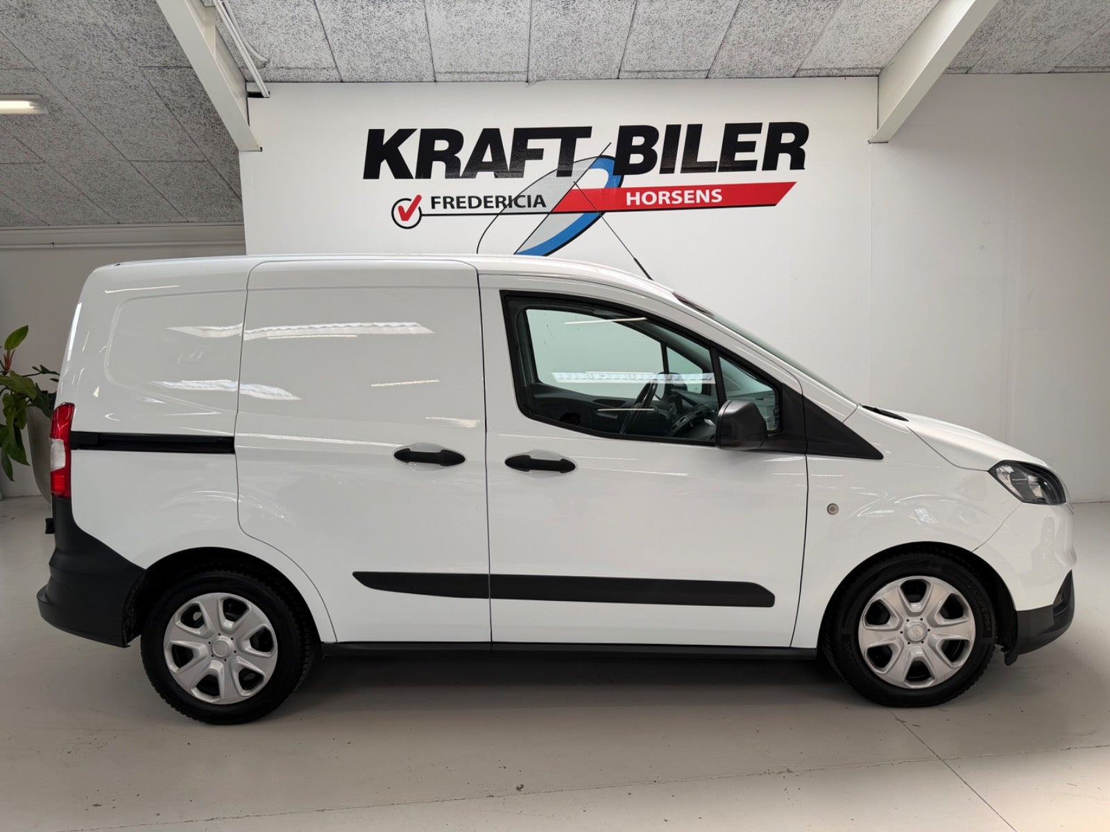 Hvid Ford Transit Courier fra 2020