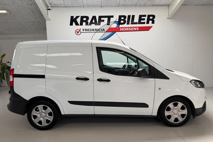 Hvid Ford Transit Courier fra 2020
